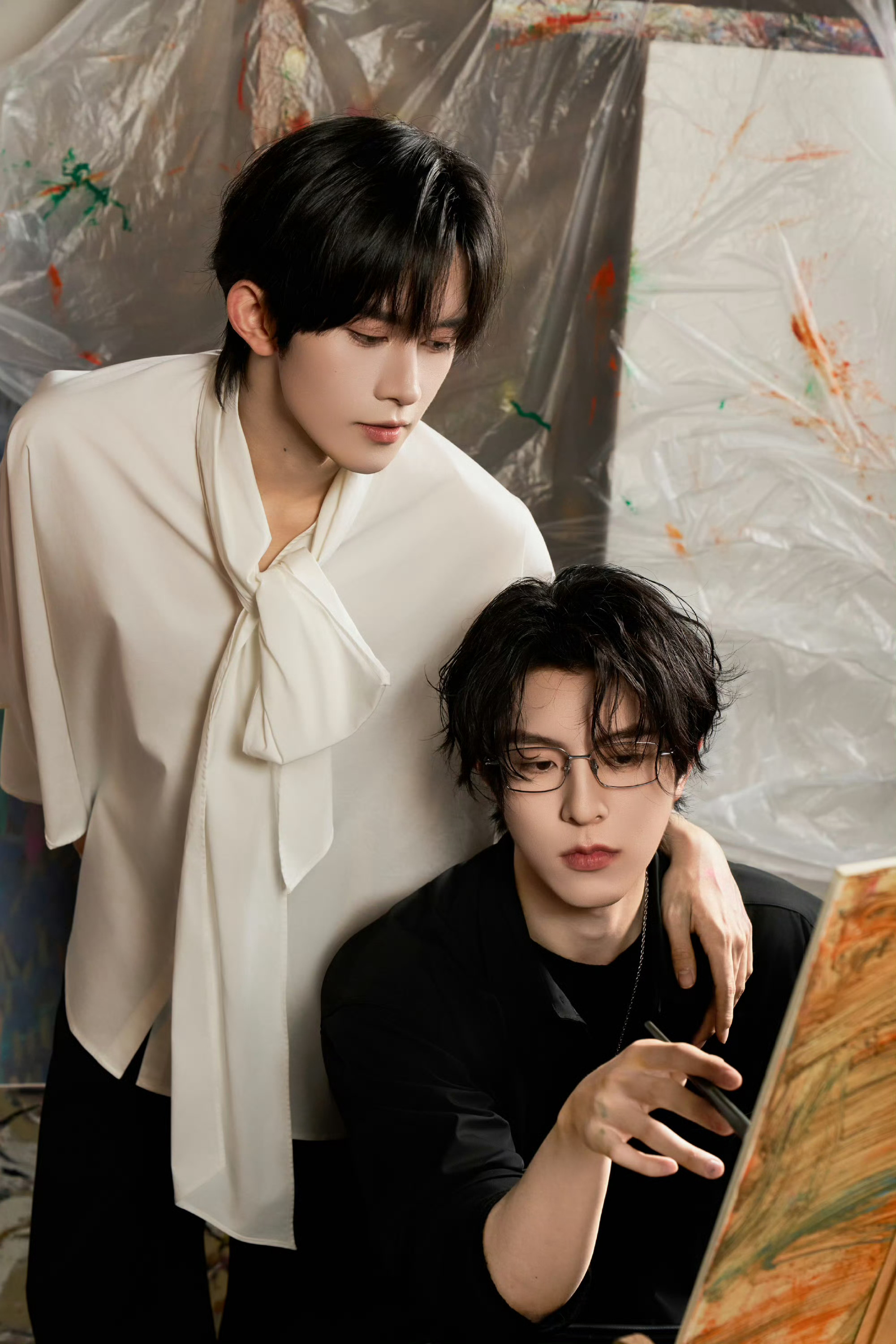 黄星邱鼎杰画室合照画室里最美的不是颜料，是你们对视时的笔触。🎨✨ 黑白交织的浪