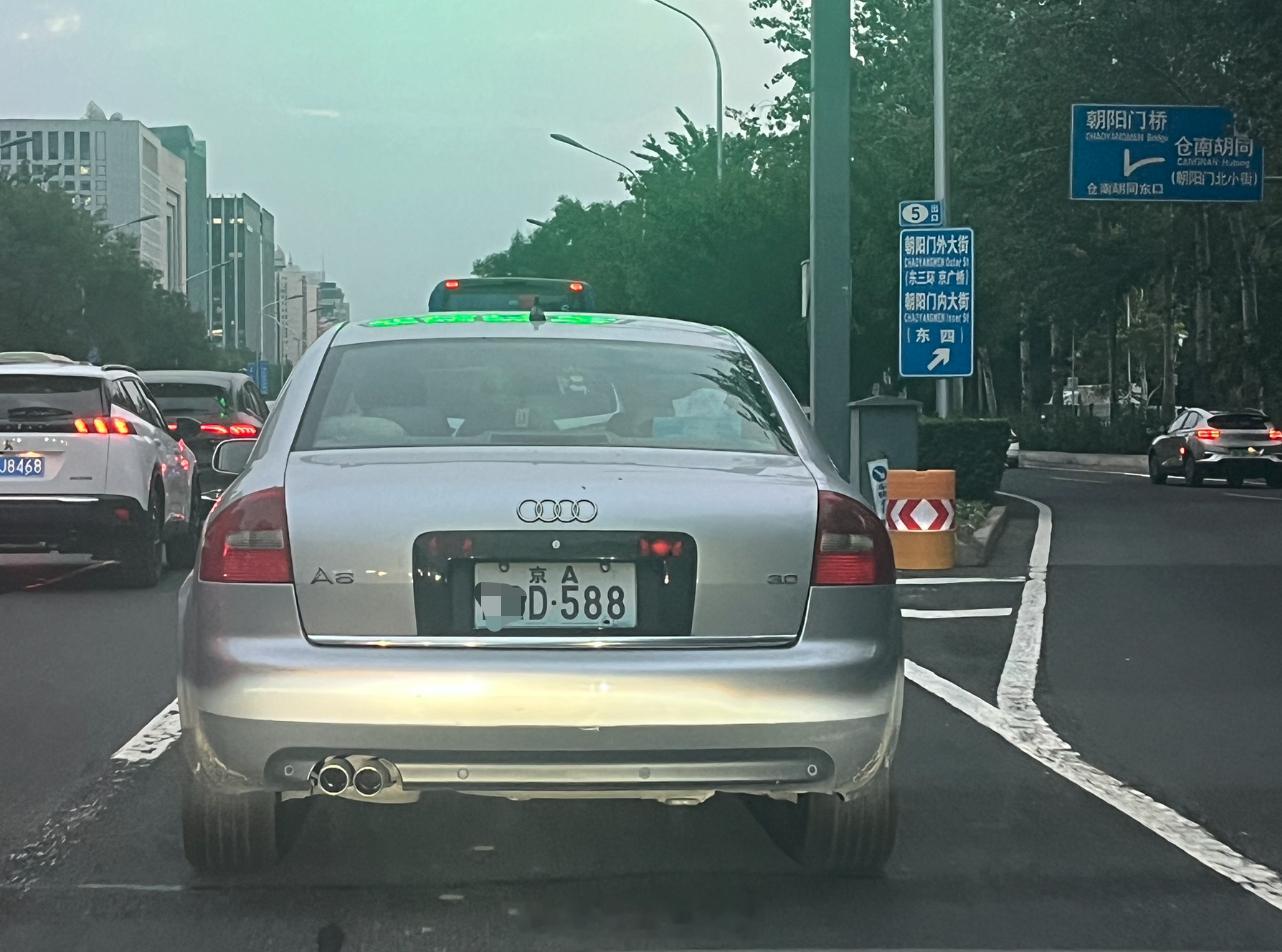 这车牌进地库，能识别车牌抬杆吗？#葱哥大视野# 今天上班路上拍的，这车主应该是为