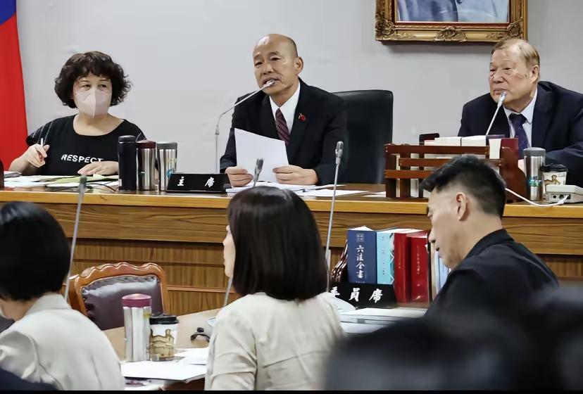 韩国瑜发怒，傅崐萁化解。
昨天韩国瑜召集三党会商总预算案，傅崐萁又没来，到三方签