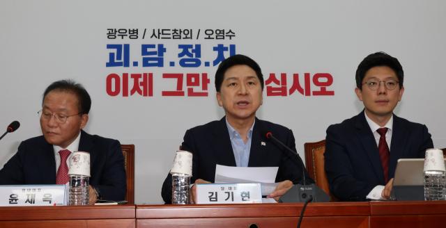 【韩国执政党国民力量党党首称文在寅在萨德问题上与中国对话让步一事涉嫌叛国】

7
