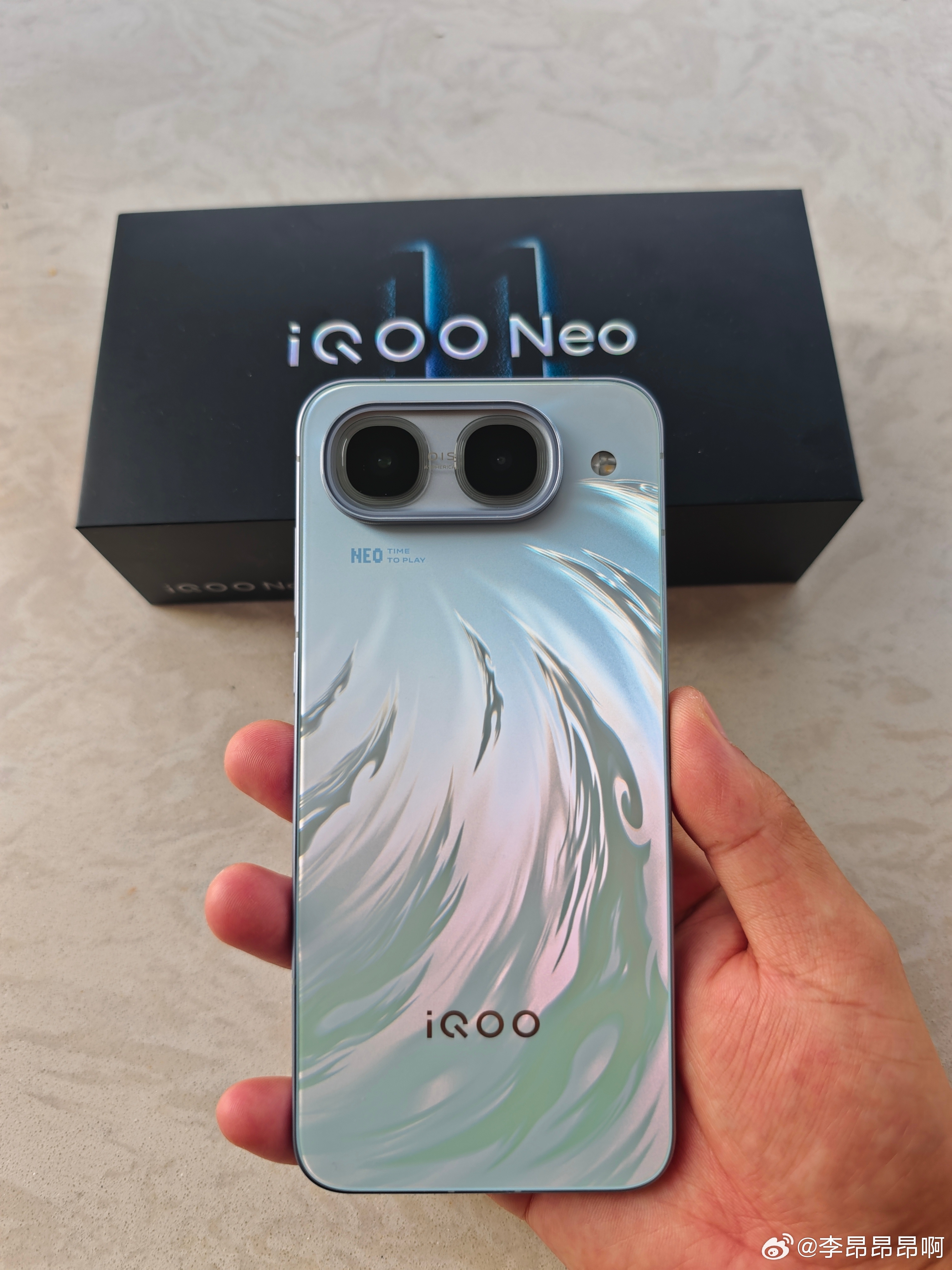 iQOONeo11至尊版的后盖机身设计相当特别，在不同的角度下光影会呈现不同纹理