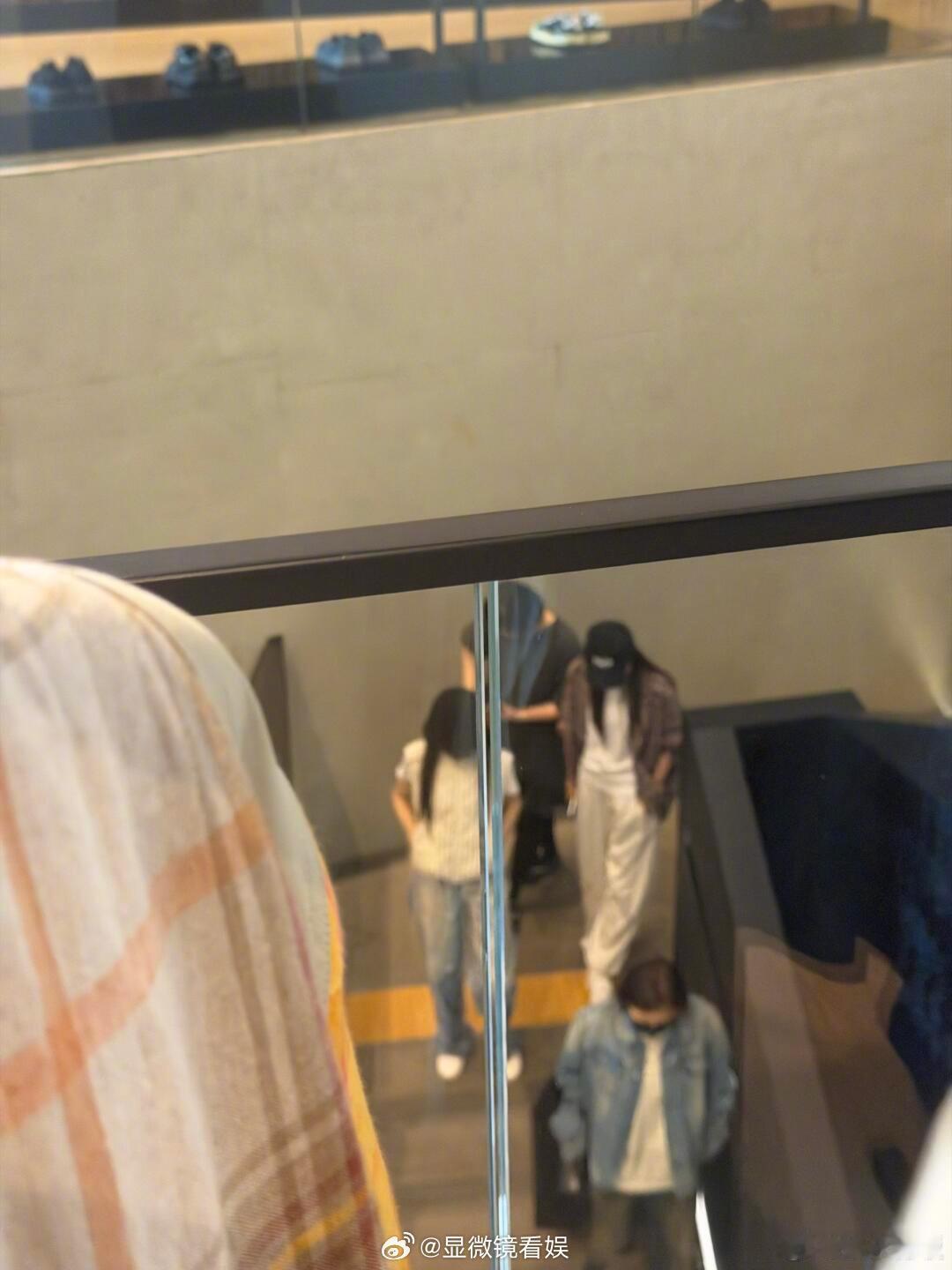 首尔偶遇田曦薇 田曦薇首尔街头被偶遇啦~休闲私服清爽又随性，结束工作就开启休假模