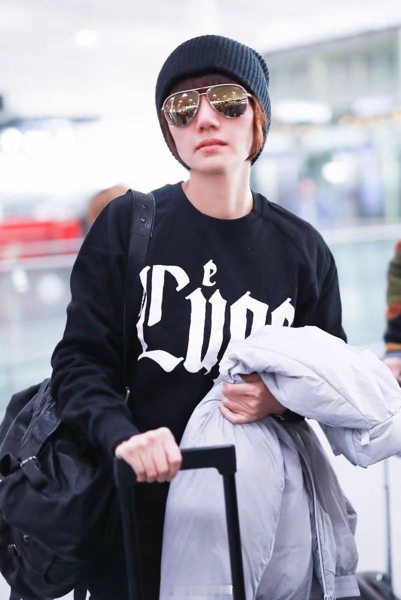 48岁袁泉高级感无敌了，连穿卫衣+牛仔裤都这么时髦 今天穿什么 ​​​