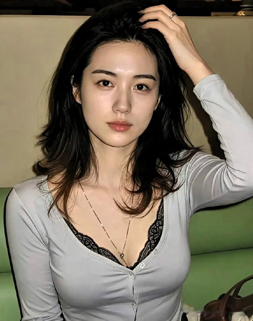 这个美女好美，比刘亦菲都要漂亮，还是少女感满满，美丽动人，看看她的五官多么的立体