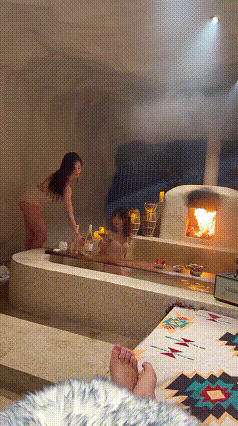 这生活过到极致了！
水果、音乐、美酒、泡池和休息的床，这既放松，缓解身心的疲惫，