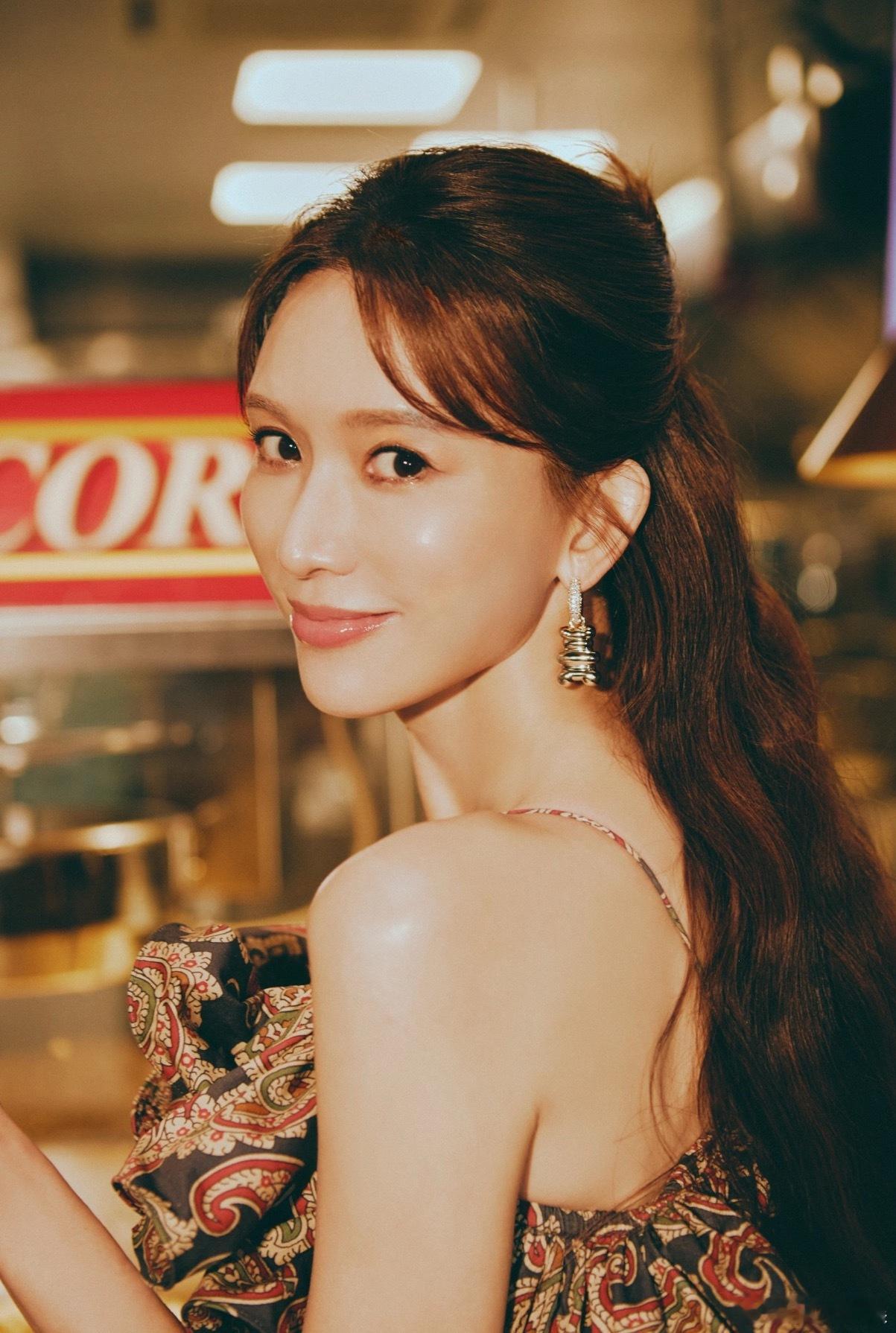 51岁的林志玲林志玲你美！这状态我说是三十多都有人信，美女什么年龄段都是美的，你