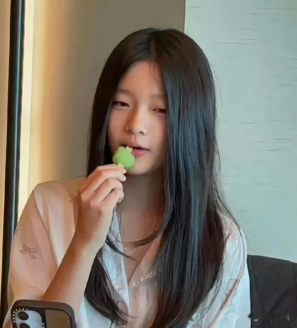 小玥儿终于露正脸了，与小S的女儿Elly、Lily相比，这才是这个年纪该有的气质