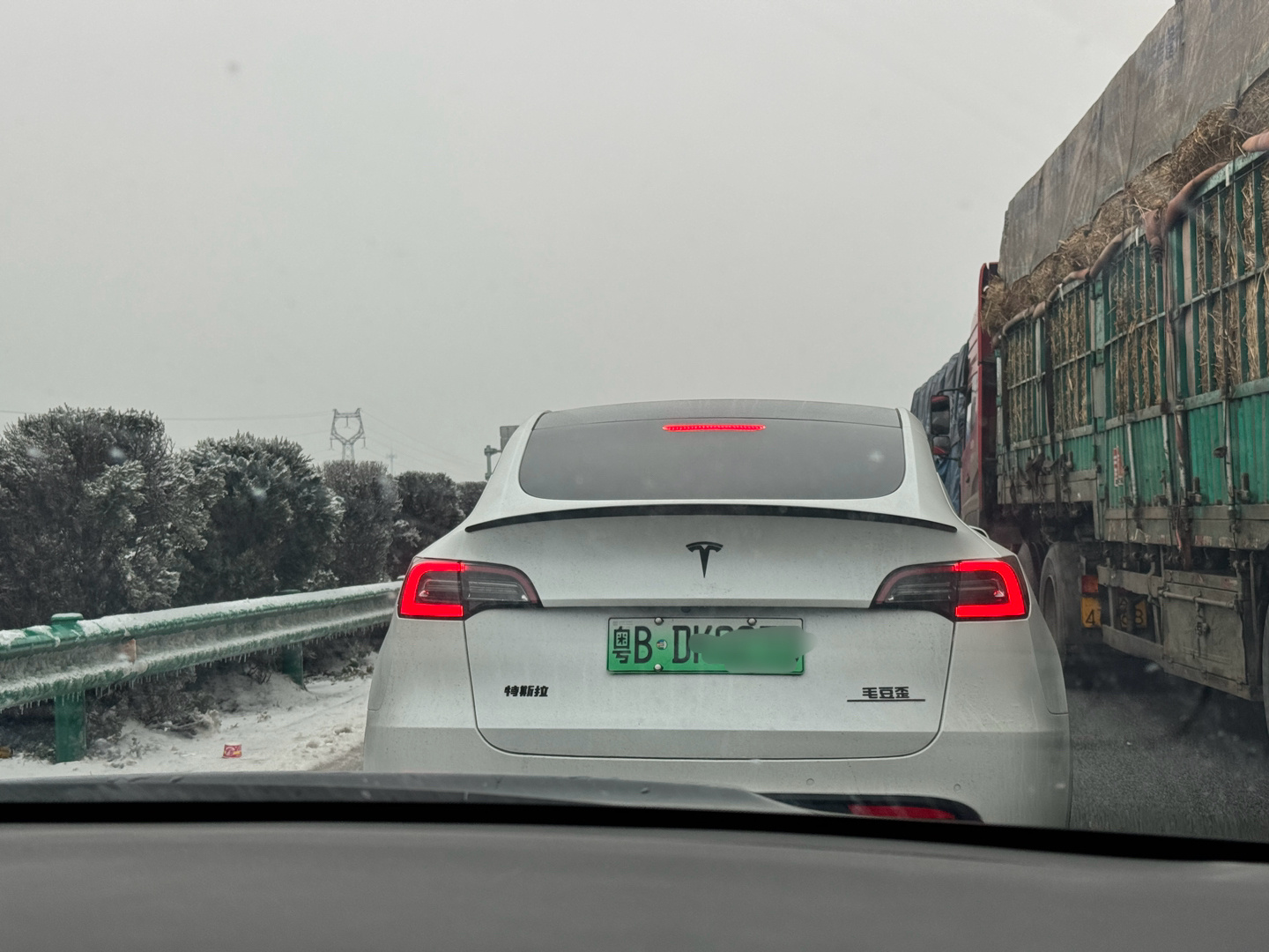我在许广高速见的第一台model Y这台深圳的特斯拉，现在跑到武汉堵着了。谁知道