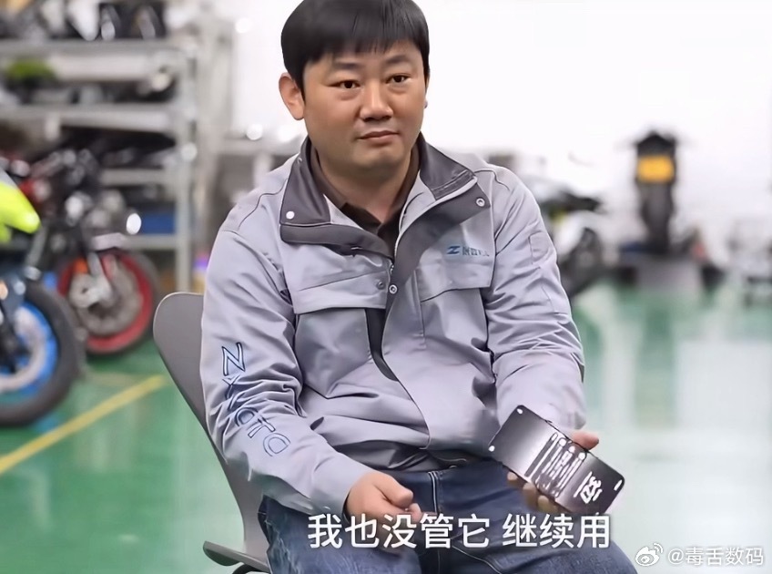 张雪身价上亿还在用两千多块钱坏手机数码博主第一反应，看看什么手机，好像是华为no