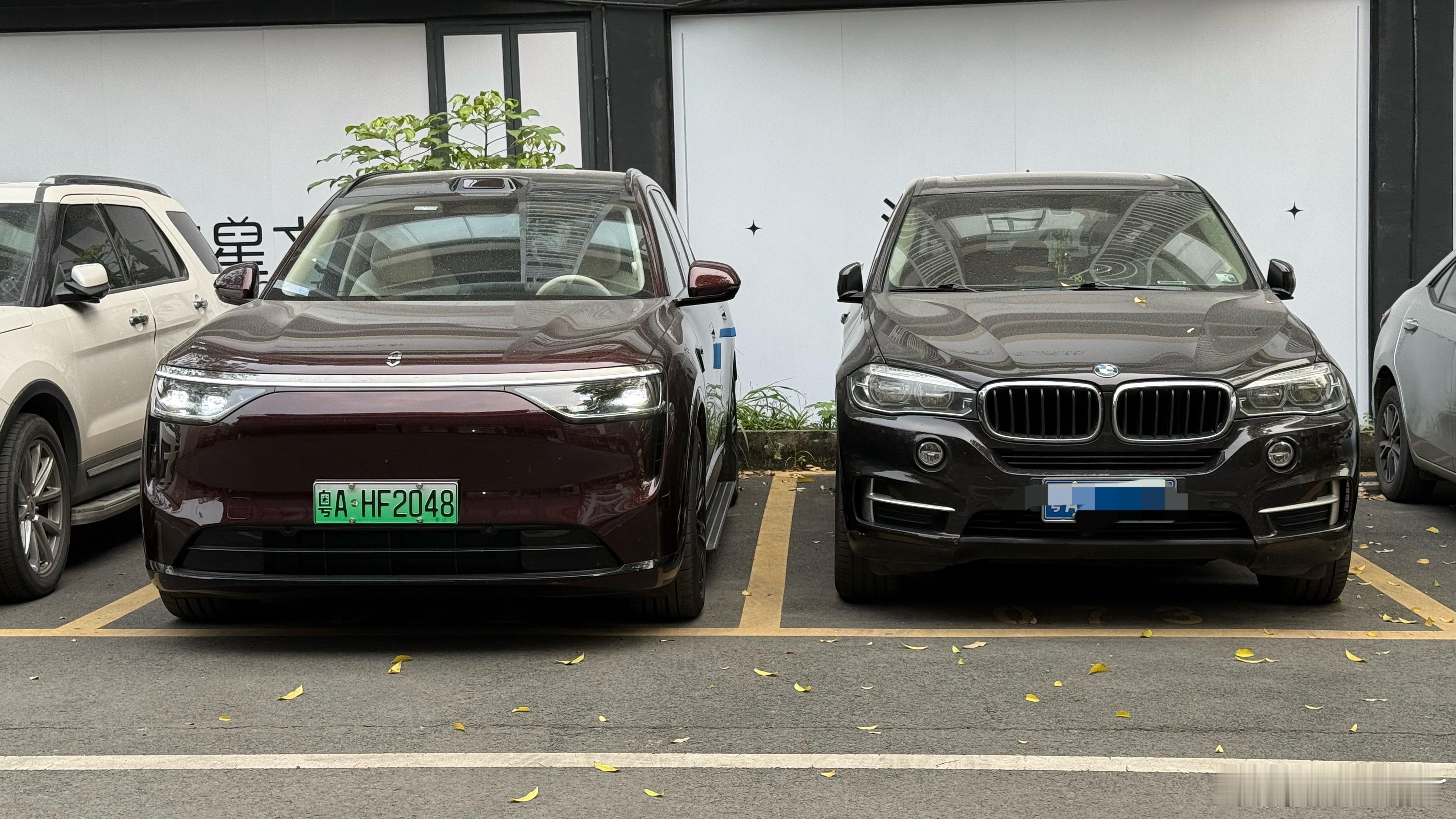 随手拍了一下问界M8 896版和福特探险者、老款宝马X3的体型比较，车子后方有障