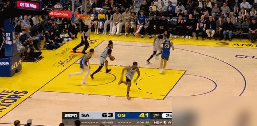 追梦格林，目送文班亚马投篮，科尔却说他是联盟最佳。
这画面，很多人看不懂。