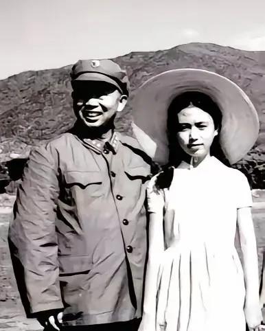 1942年，去苏联学习的刘亚楼，从战友口中得知，自己在延安的妻子贠凌漪竟然和一位