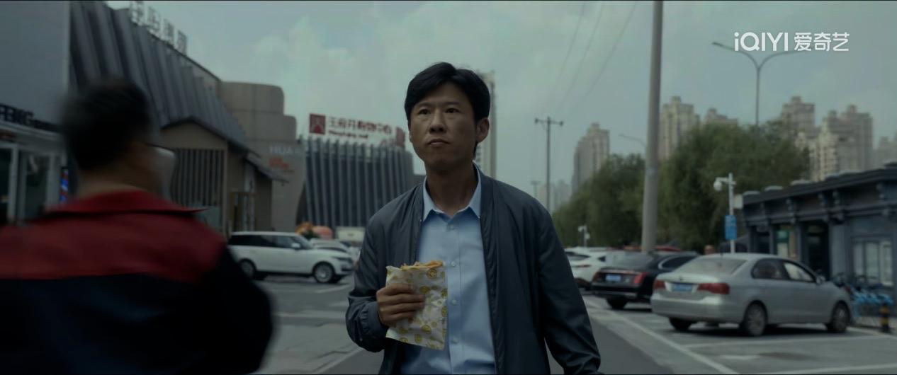 王骁新剧《低智商犯罪》一开场，就让人笑疯了！

他饰演的警察，准备去上班呢，正吃