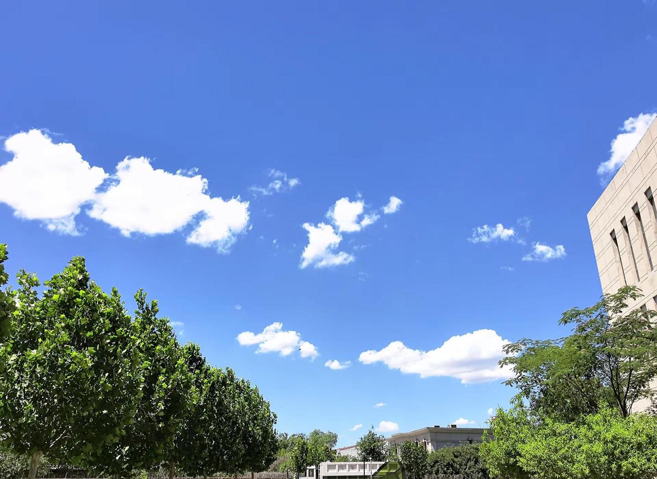 天津久违的蓝天。午后的蓝天，总是充满希望，就像路不该是疑问句，要比谁都清晰天津天