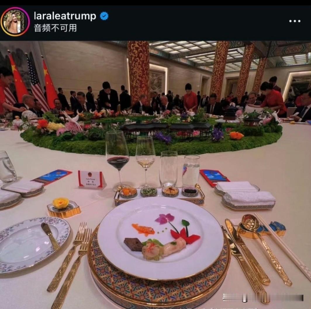 国宴标准，
满满的仪式感！

情绪价值直接拉满，刀叉、筷子，水果甜点饮料，中西合