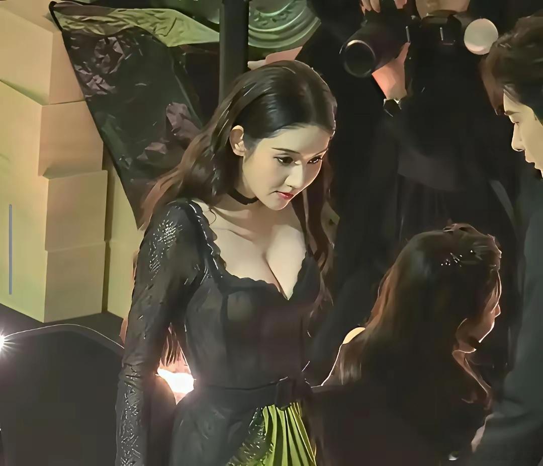 一直以为王玉雯就是个长得好看点的“搞笑女”，天天穿得宽宽松松，没个正形结果啊，她