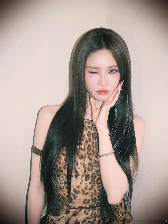 张慧雯清唱没跑调直面舞台突发小状况，张慧雯即兴清唱直面质疑，无伴奏原声超稳，紧张