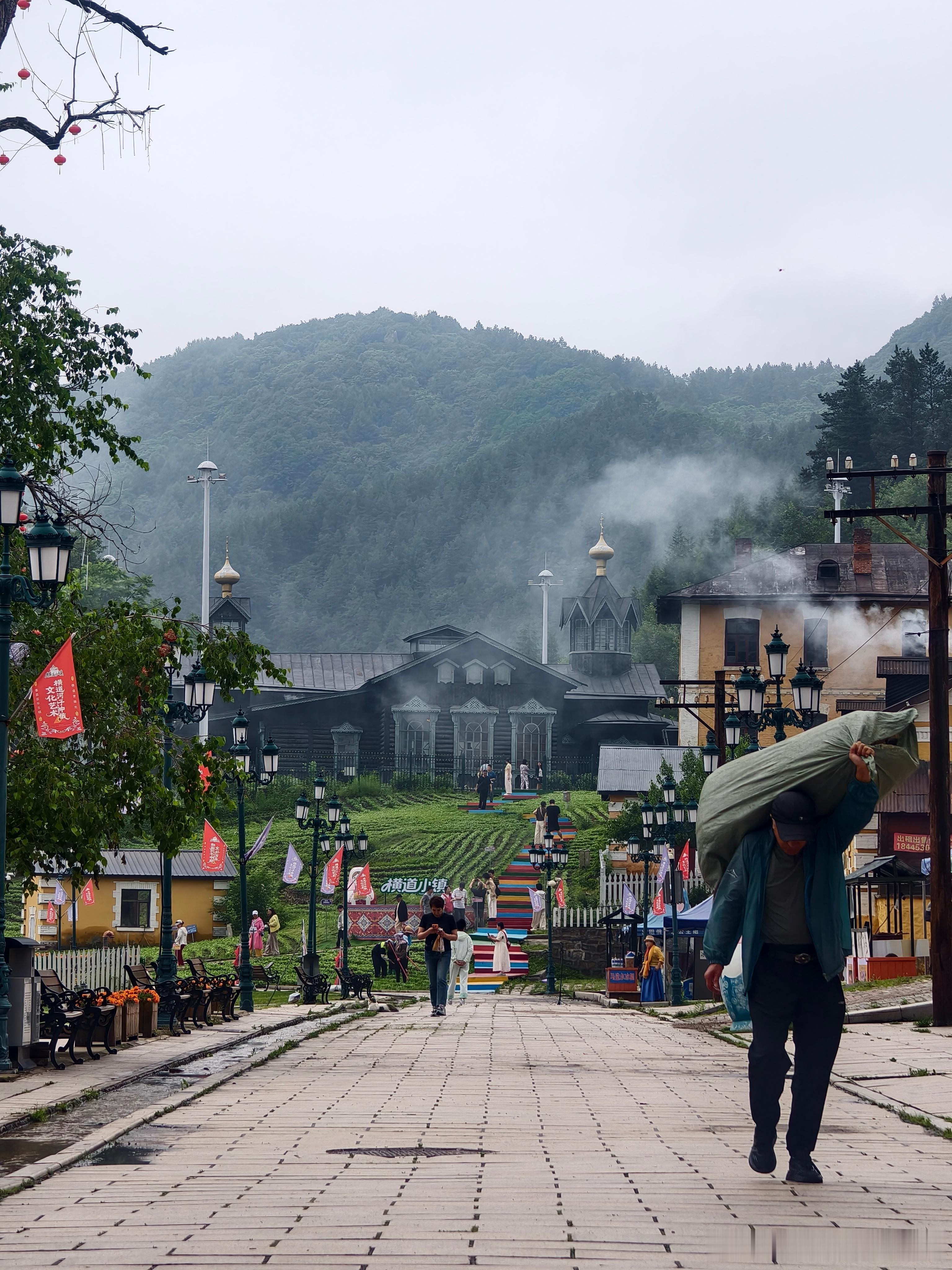 想起来之前接触的爷孙三代名字特别好听爷爷叫张子久父亲叫张青山女儿叫张乔楚今天看见