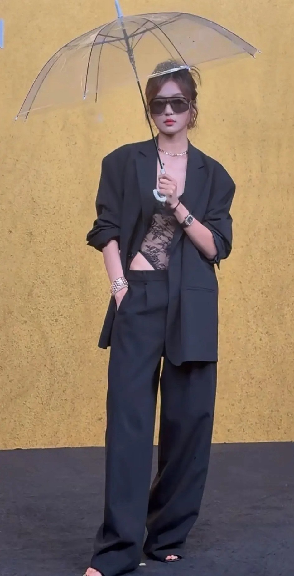 《早春晴朗》女主角的高光在vogue红毯造没了，衣服造型太俗了，这个内搭不太适合