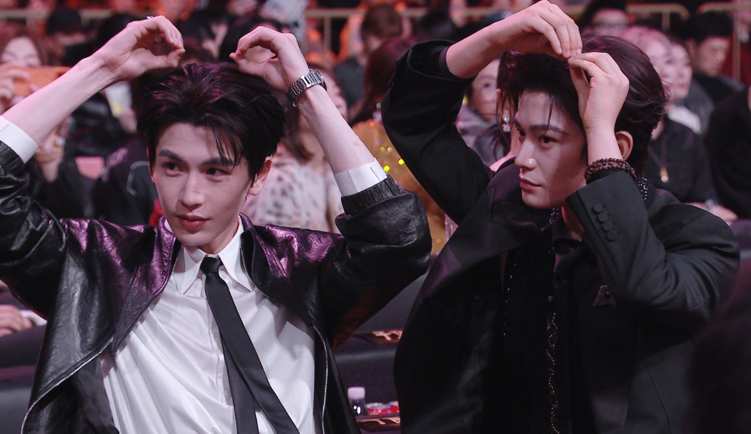 张凌赫丁禹兮蝴蝶结比心 哈哈哈哈哈哈！ 