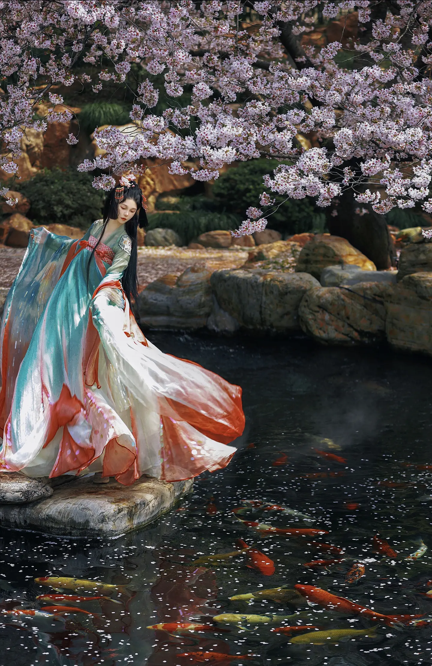 “龙年见锦鲤 万事皆顺意”