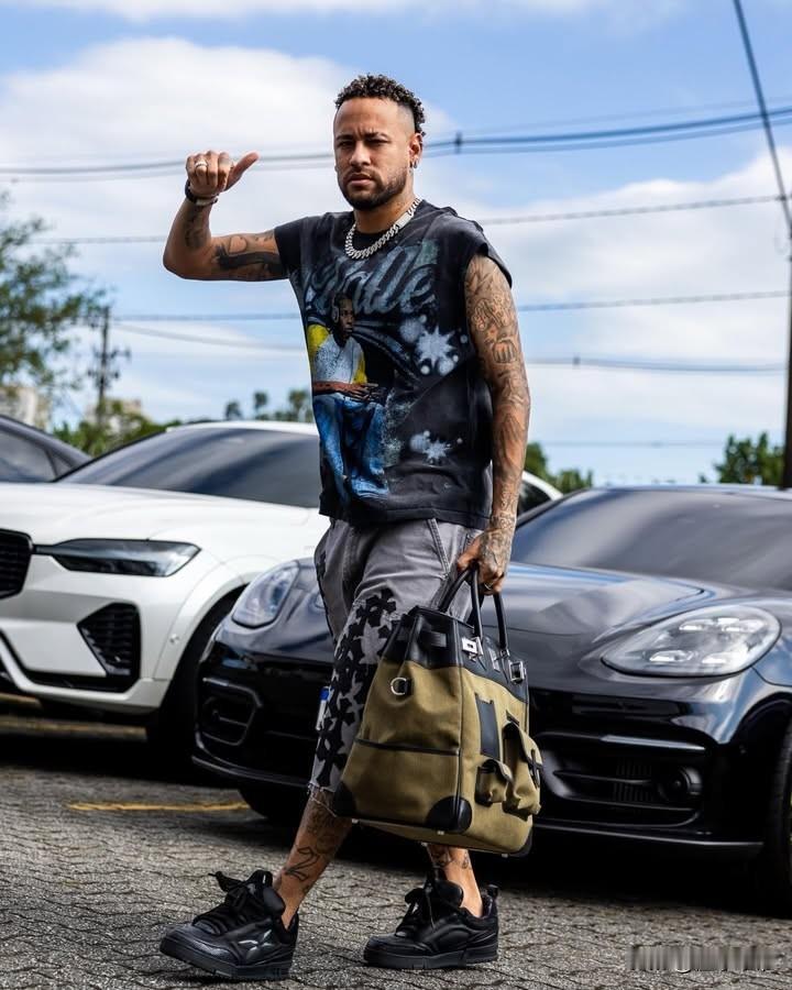 度假提前结束，内马尔开启训练模式为了踢世界杯拼了!

昨天内马尔刚刚与桑托斯续约