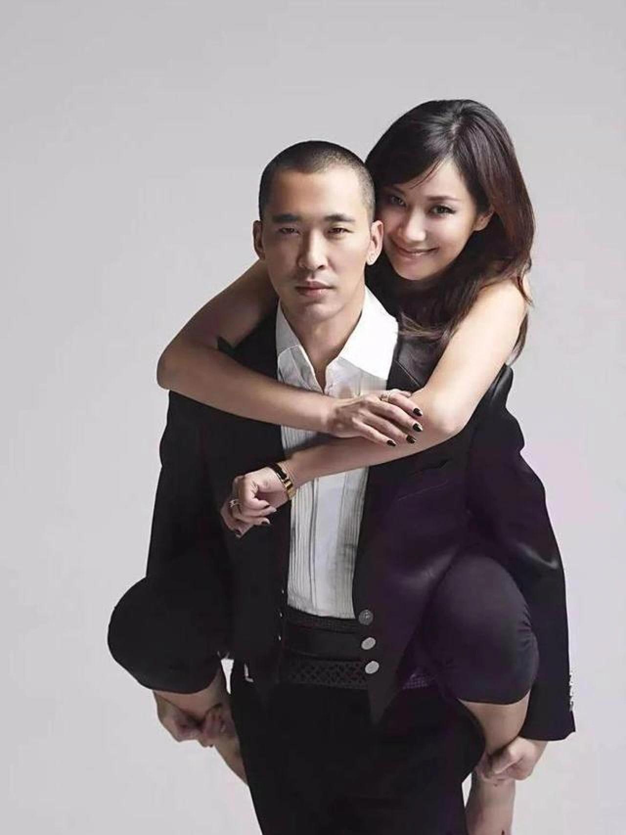 徐静蕾的感情生活
 
徐静蕾是圈内婚恋观很清醒独立的一位，她曾坦言19岁之后几乎
