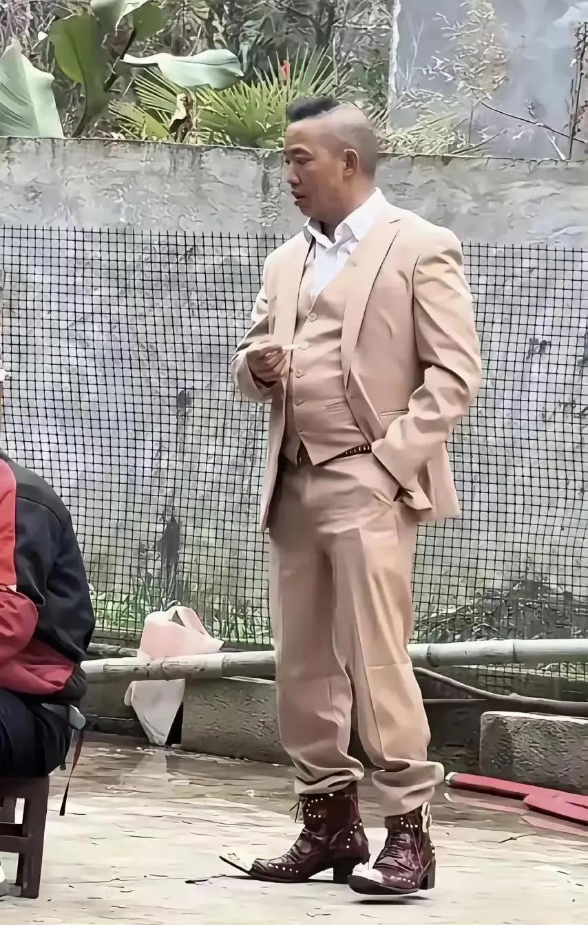 村里的哥们儿南方打工刚回来，整了一身这行头，大伙瞅瞅帅不帅？