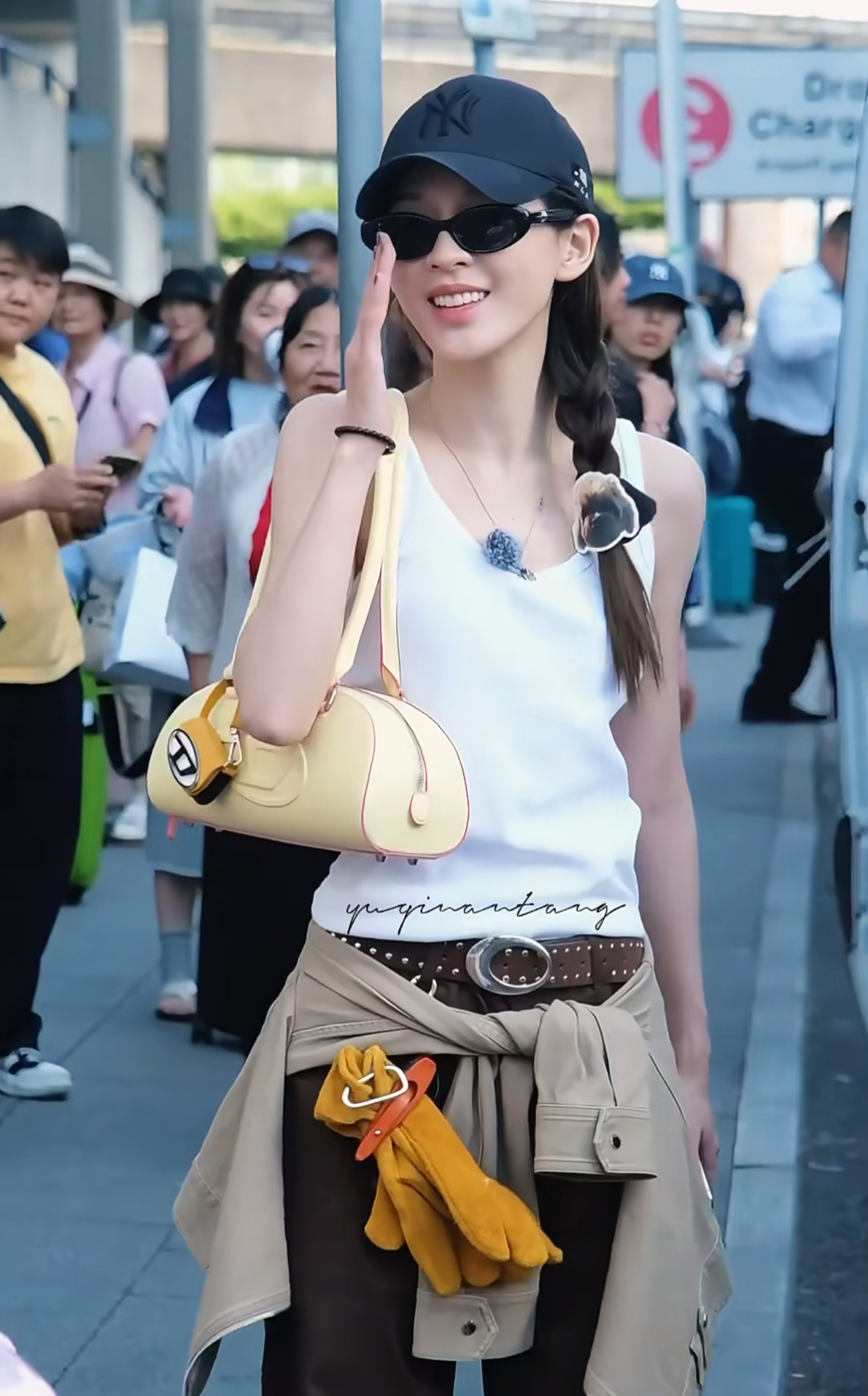 张予曦上海到伦敦穿搭变化张予曦穿什么都很时髦精，松弛感拉满 