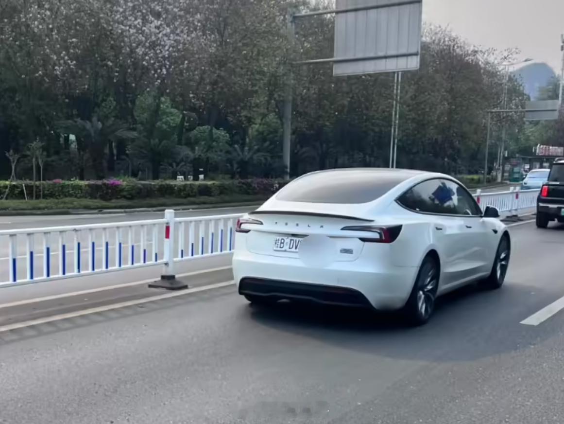 多地新能源车牌绿色变白色 实际案例来了：新能源车主跟风改白色车牌，被记 9 分、