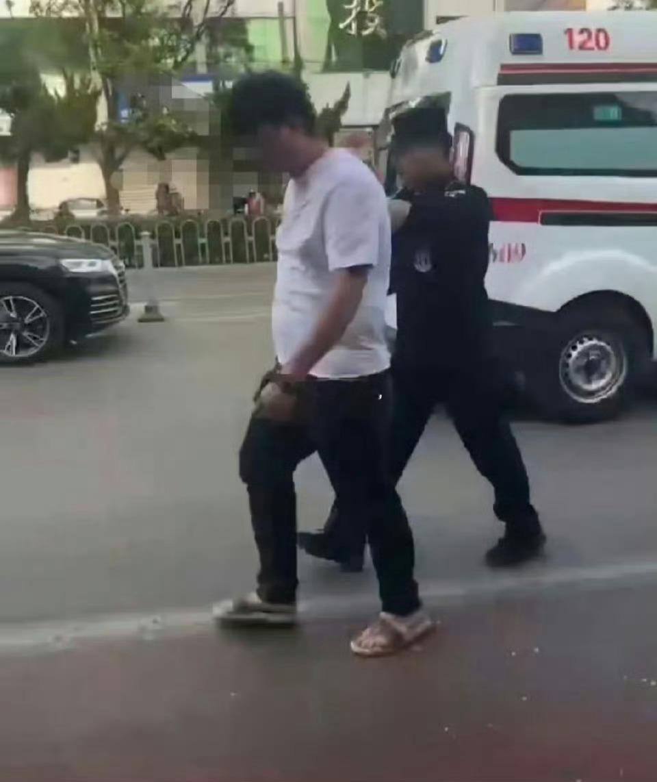 山东滕州车祸肇事司机被控制动图我就不放了，太[悲伤]。。男司机和拖鞋，呵呵。不是