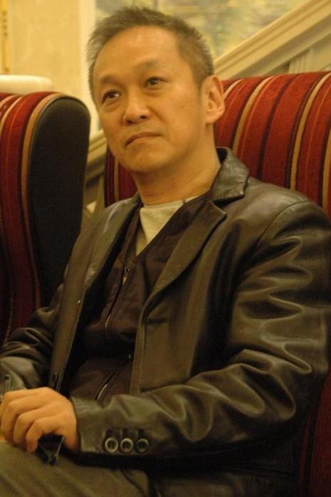 1982年，成龙以50万的年薪请陈德森当他的司机，但四年后陈德森却说：“大哥，我