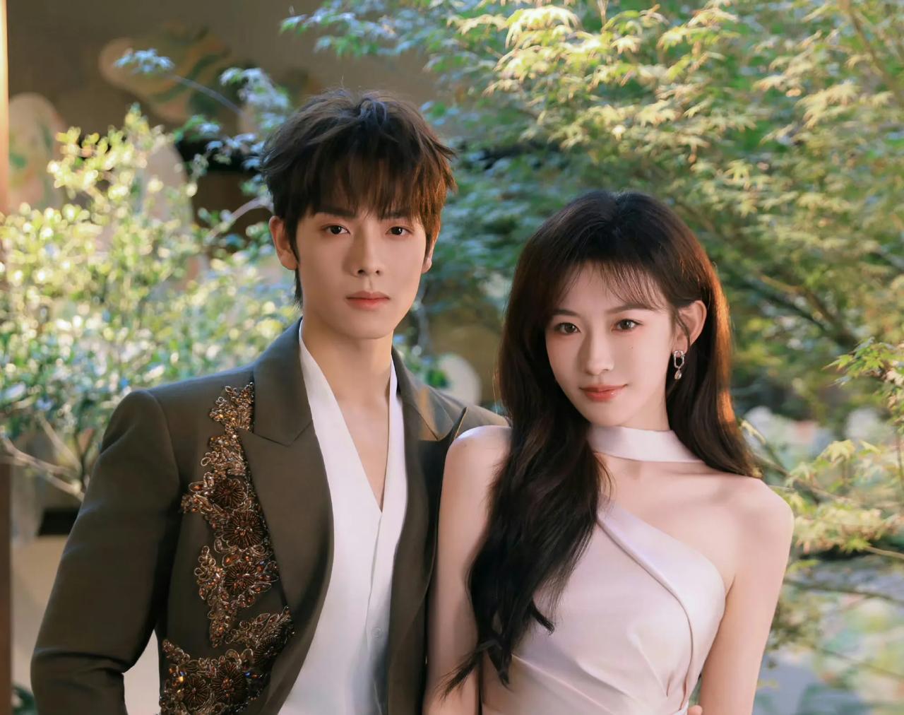 曾辉没有结婚，韩雨彤也没有结婚！

所以，关于曾辉和韩雨彤上恋爱综艺，也就合情合