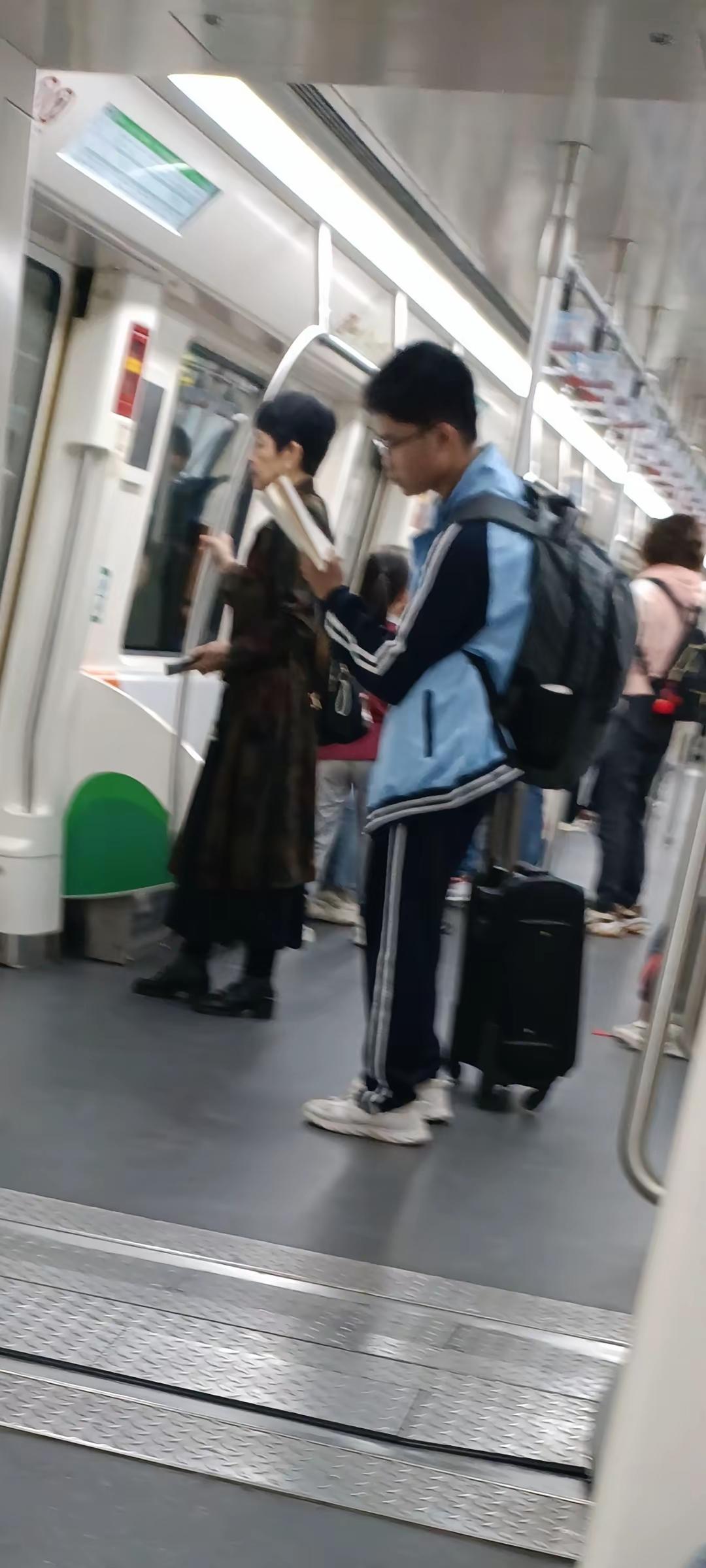 这样的孩子几乎没有了
大部分孩子都被手机奴役了