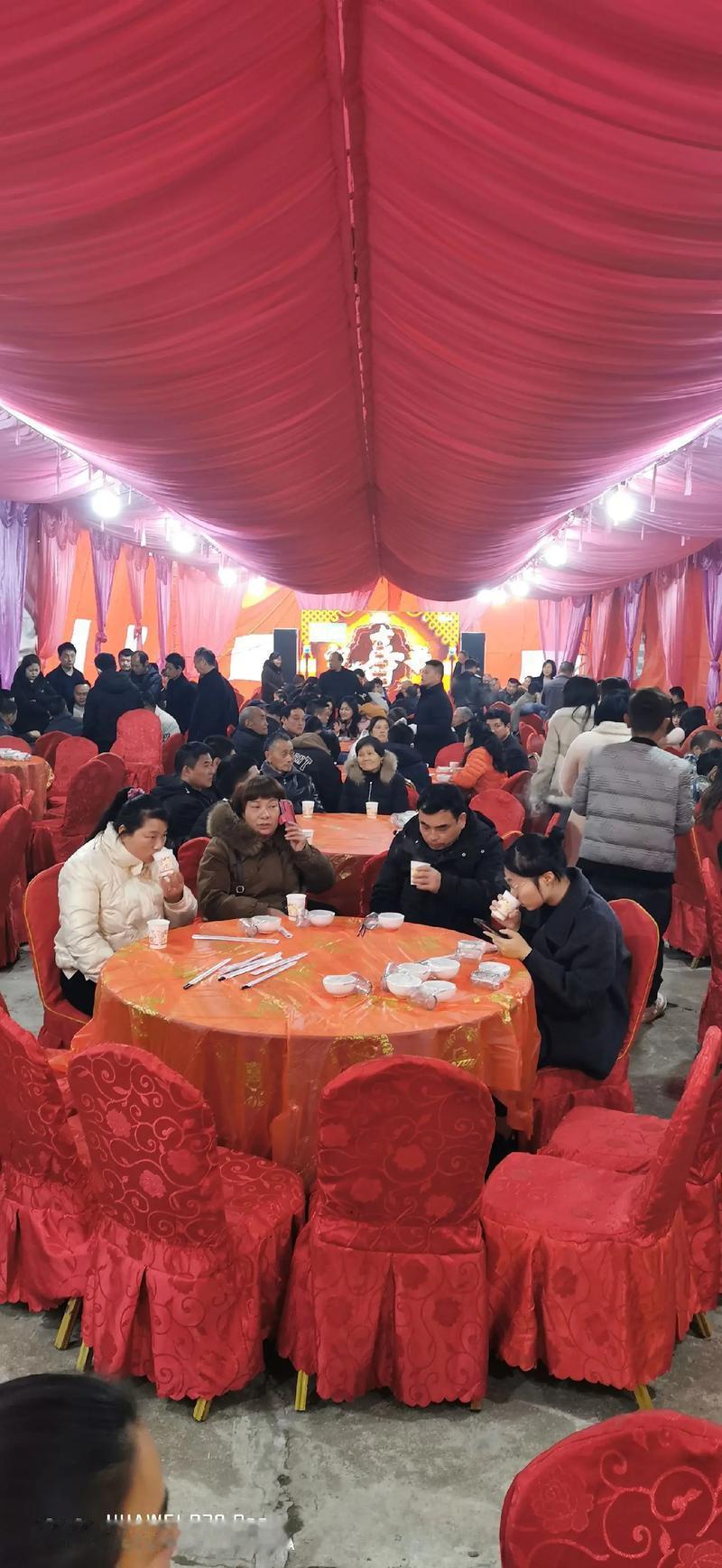 如果你家里有红白喜事，尽量不要请同事！

这话听起来有点不近人情，但却是很多过来