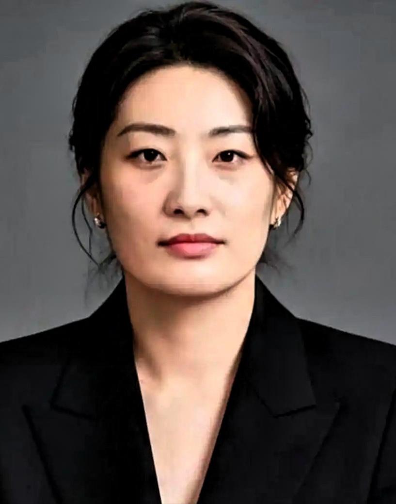 果然姜还是老的辣；宗庆后离世后留下的家族资产风波，最近又落了一颗关键棋子。香港高