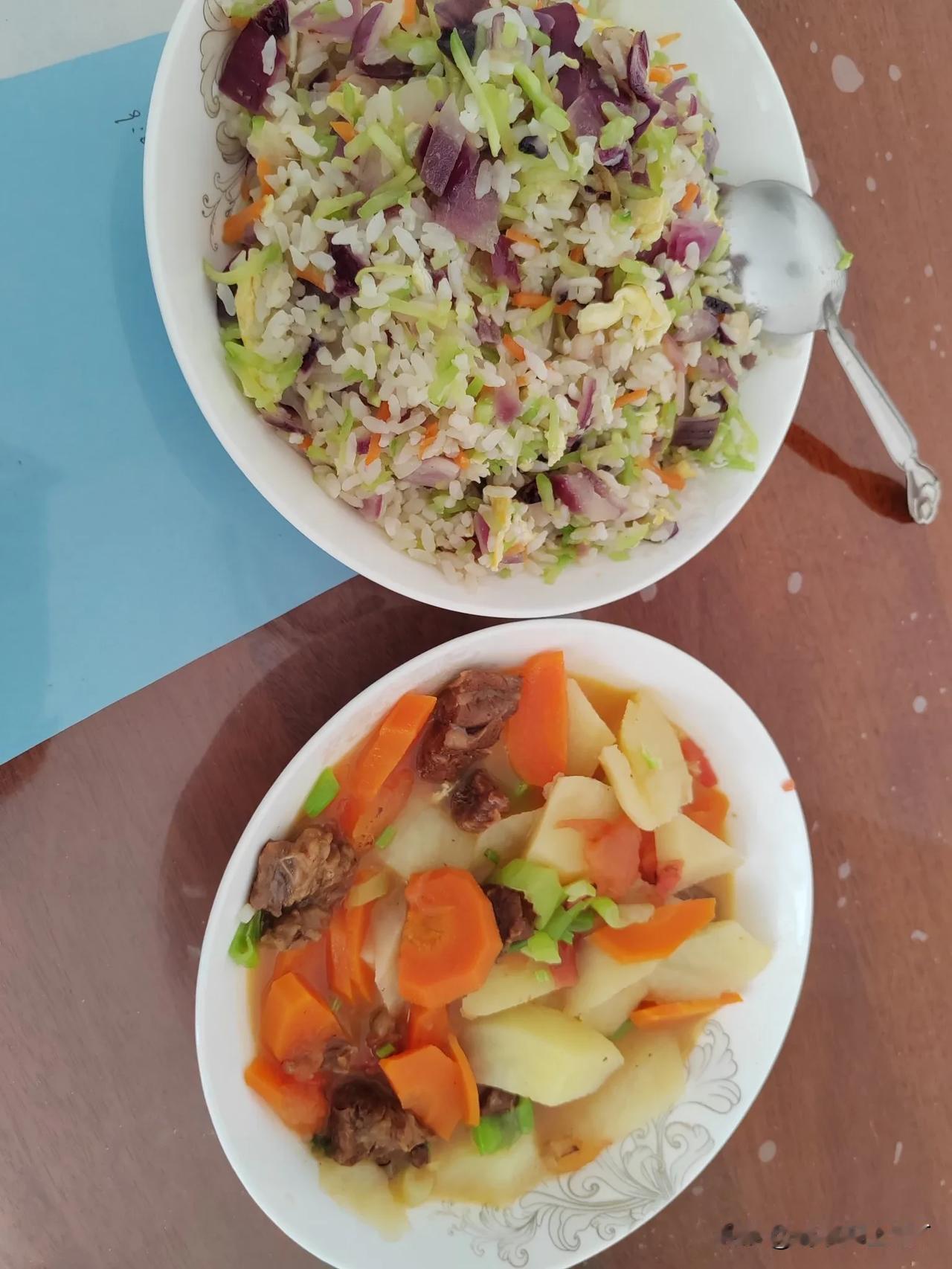今天很生气，和老公吵架了。中午做饭我就没给他做饭。我炒了一个蛋炒饭，西红柿牛腩土