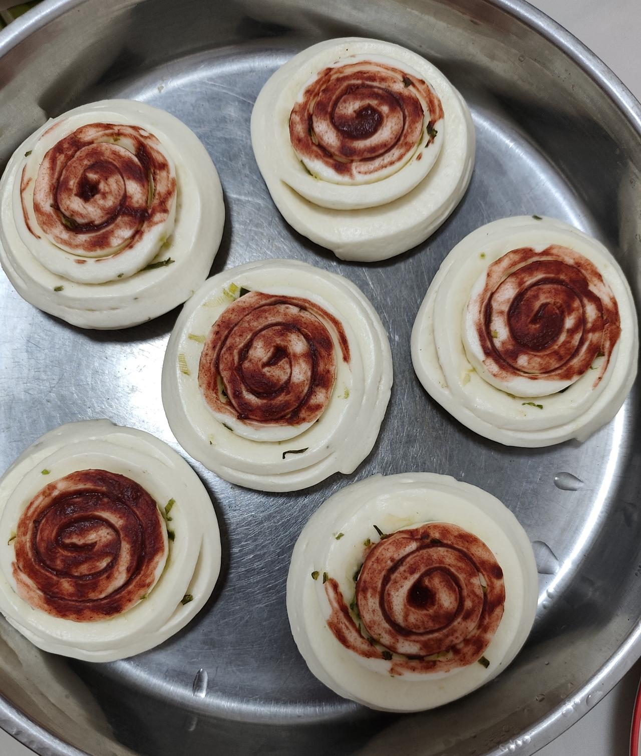 看看独居老人一天吃6个花卷，没有老婆煮饭的男人，买一袋花卷就可以吃一天了，以前还