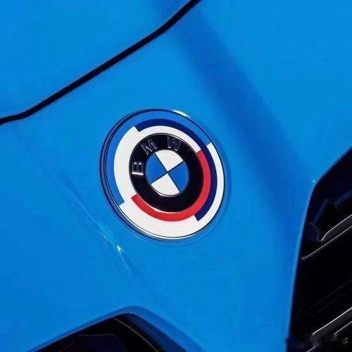 宝马所有车型将启用新logo宝马车标把黑眼圈摘了，全系变“瘦”更扁平。这波极简风