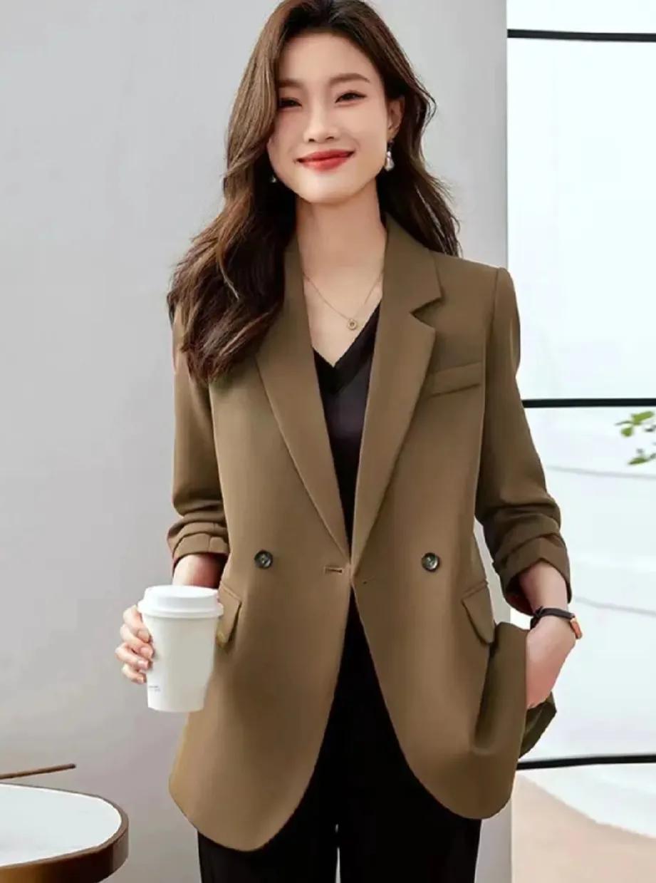 其实，韩版风格的衣服
现在依然很多人喜欢穿的呢
就像这件韩版百搭小西装
办公室里