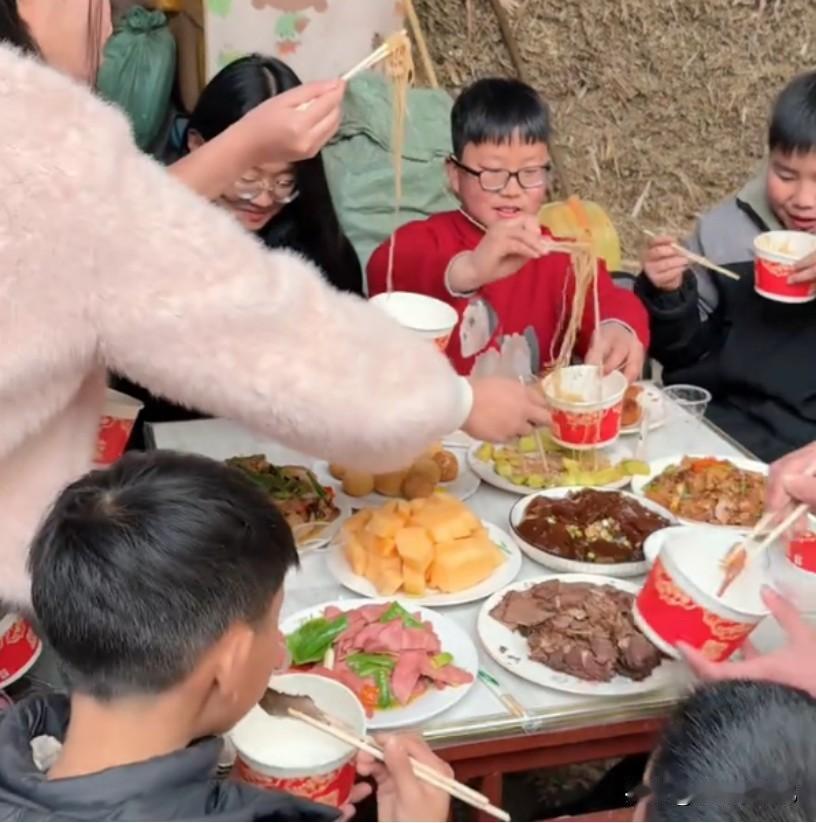 今天去小姨家拜年，发生了一件很默契的事情，我们几乎是同一时间在唯品会买了同一件波