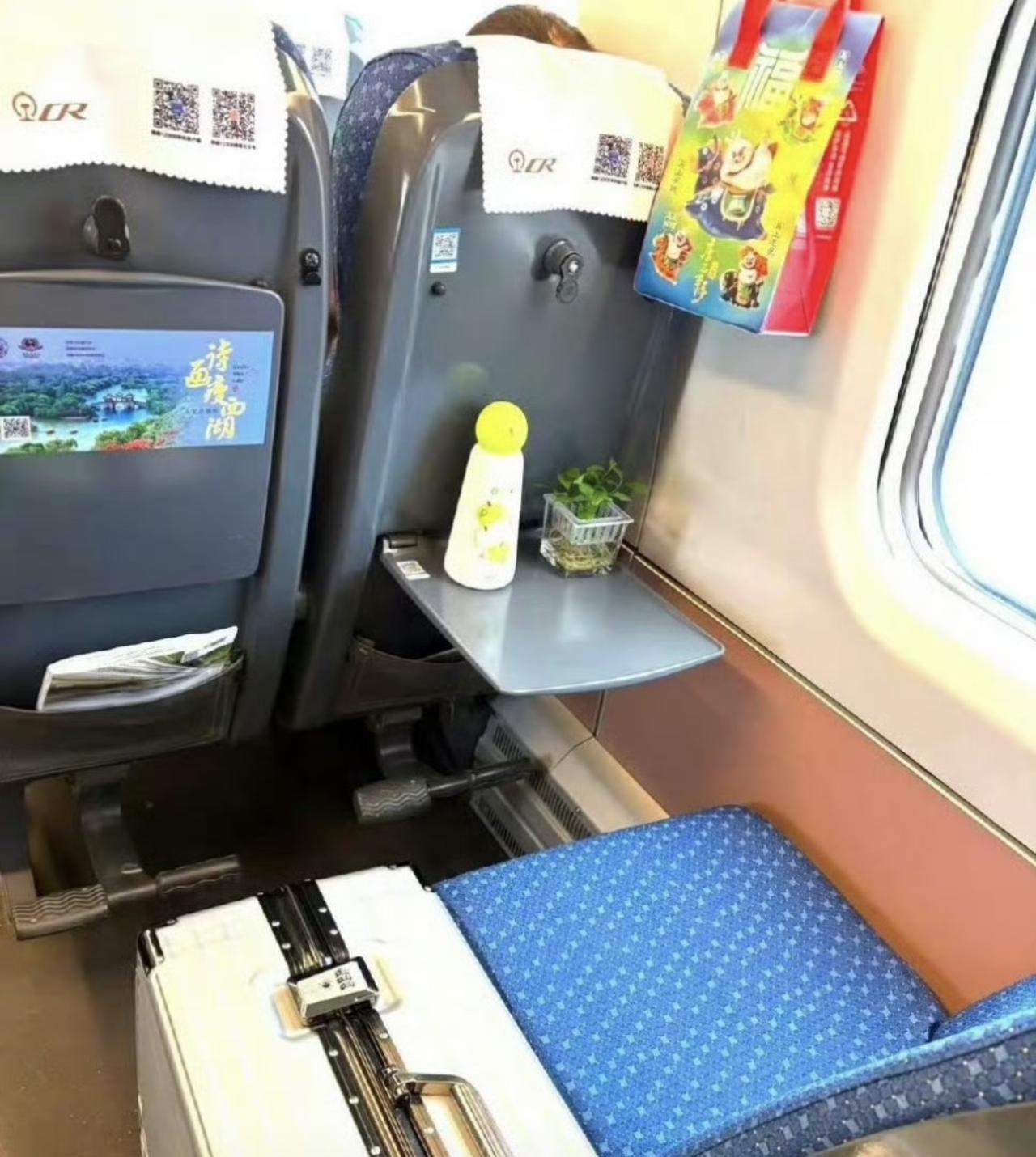 近日，有女子分享自己买到“单人独座”的经历，引发热议。12306回应称，这是为残