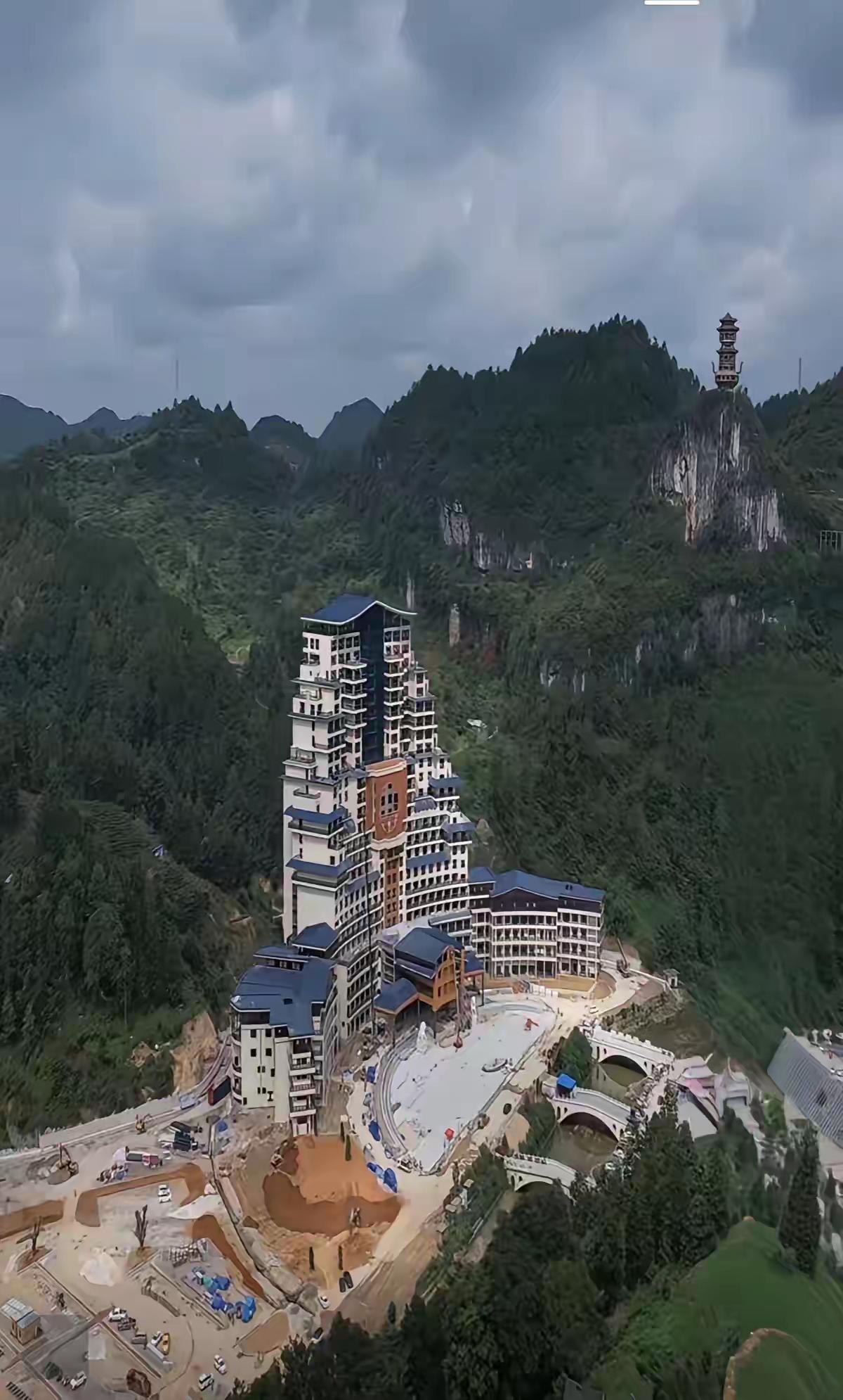 大家知道贵州独山县的这个山里面这幢造型与众不同的大楼怎么又变成了这个样子了吗？