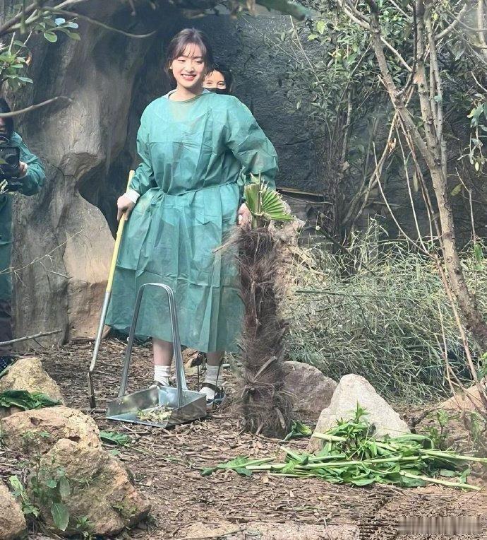 动物园偶遇沈月，美极了！就是个子小小的 ​​​