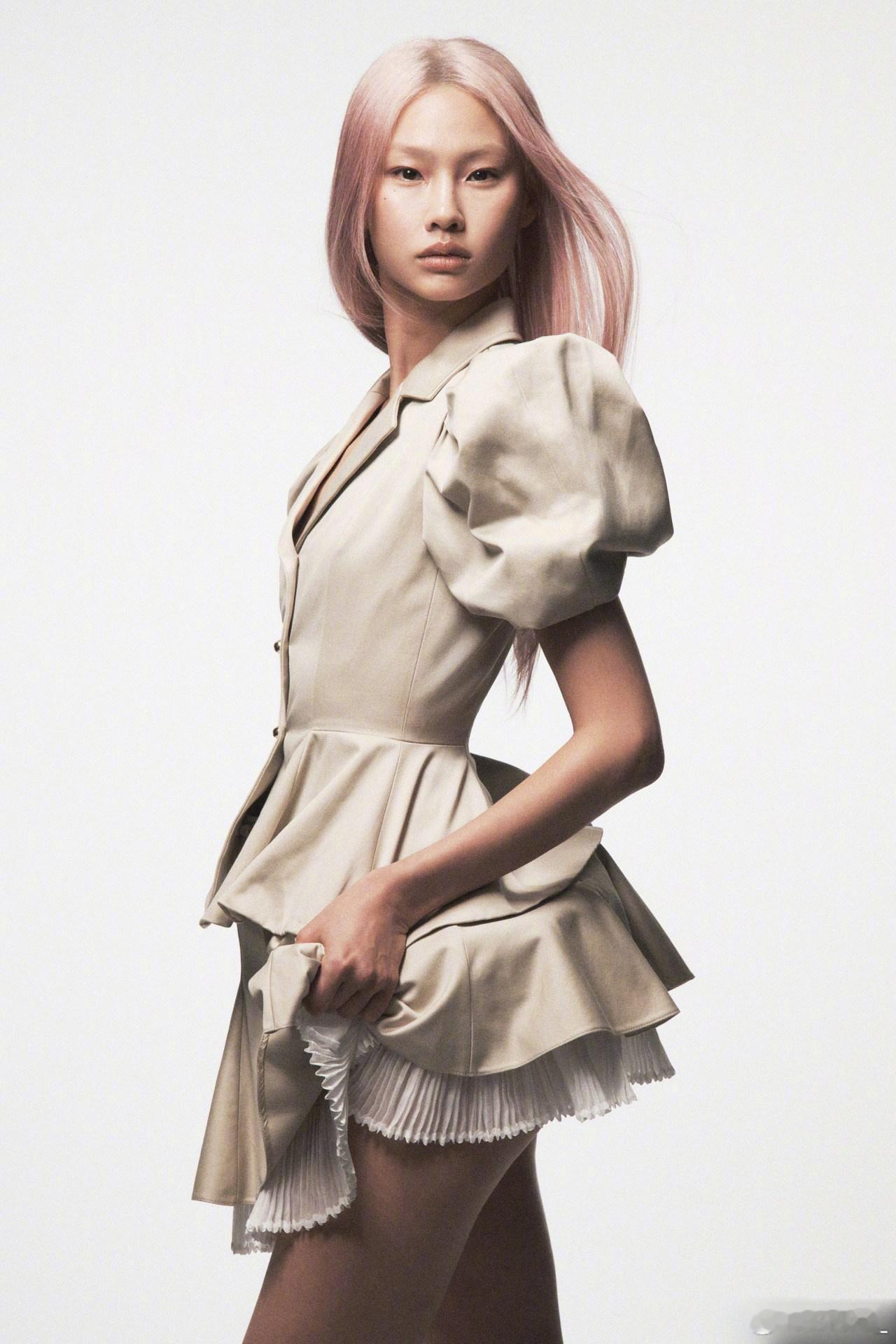 澳大利亚版 VOGUE 七月刊，演员、超模郑浩妍 Hoyeon 身着 Louis