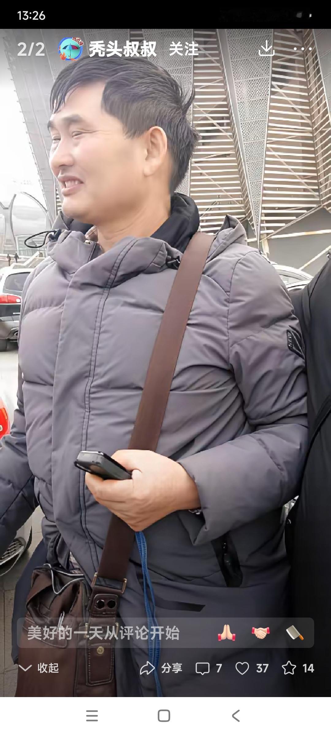 就这货，唱几首歌儿就给个10万 8万的。

还总有那大单位请他去唱歌。

人家朱