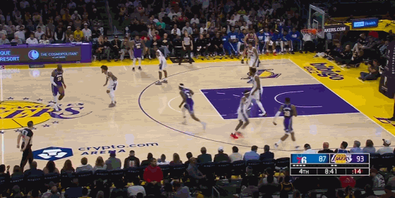 太搞笑了，湖人在和76的比赛中詹姆斯出现了一个很搞笑的一球，这个球直接让球迷都笑