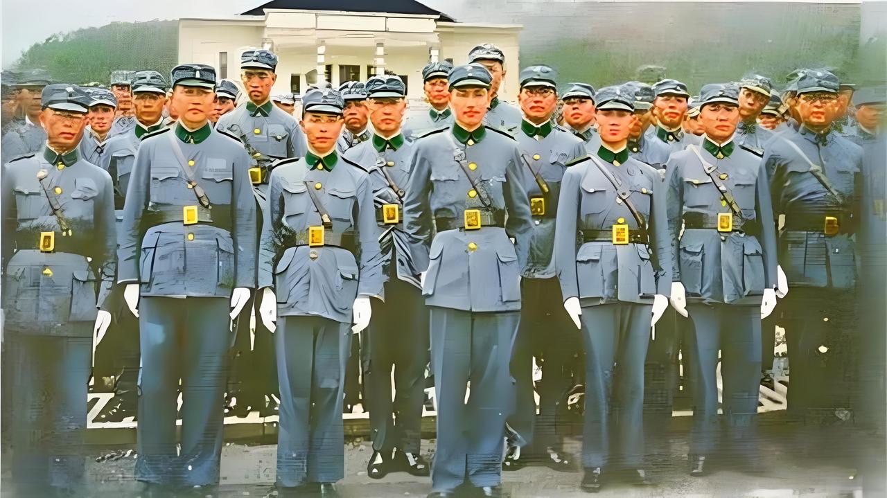 这张1933年的照片，蒋介石站在挺显眼的地方，周围一群穿着军装的军官整整齐齐地排