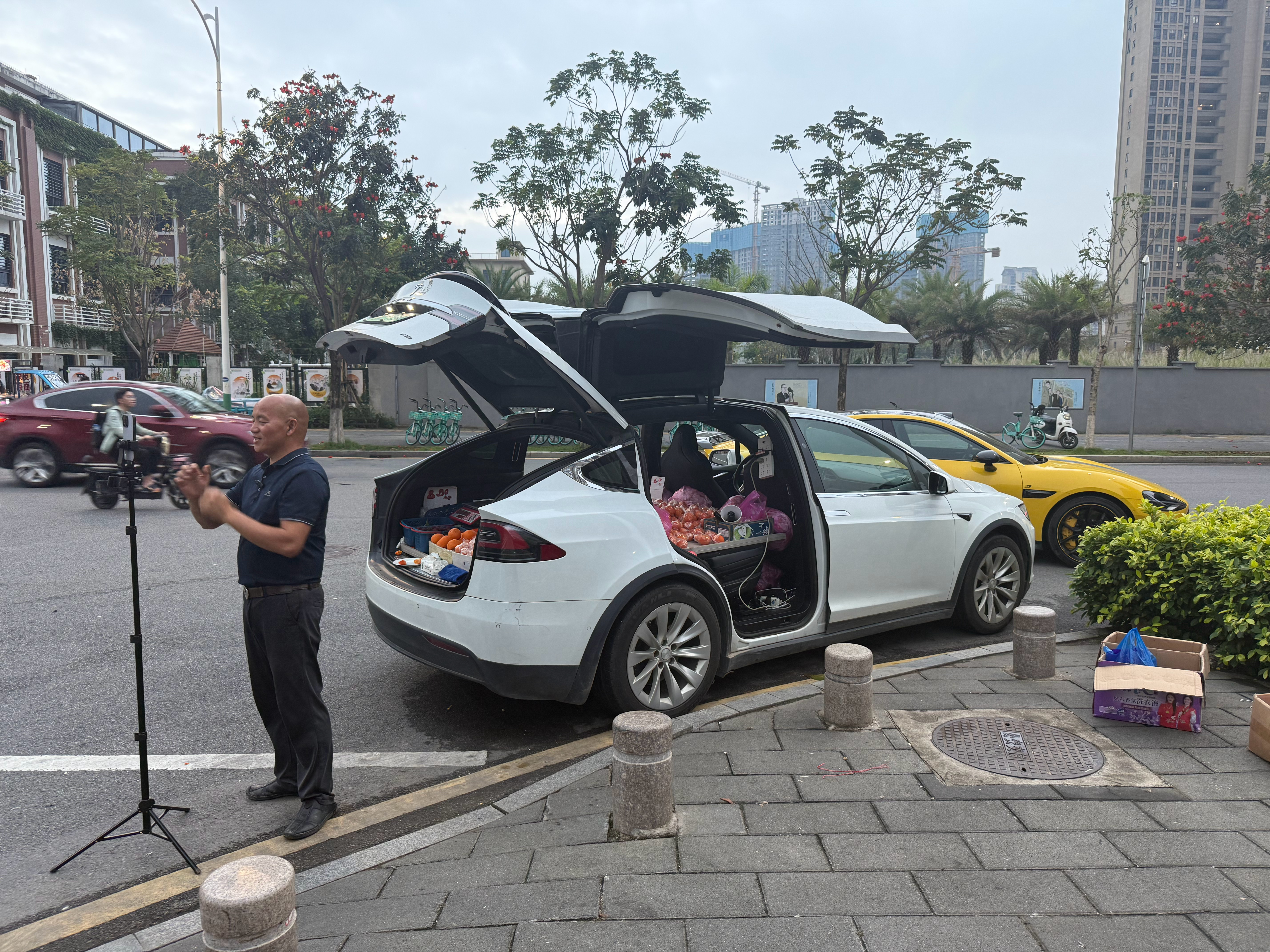 这两大哥，一个开Model X一个开SU7Ultra在街边直播，一个卖水果，一个