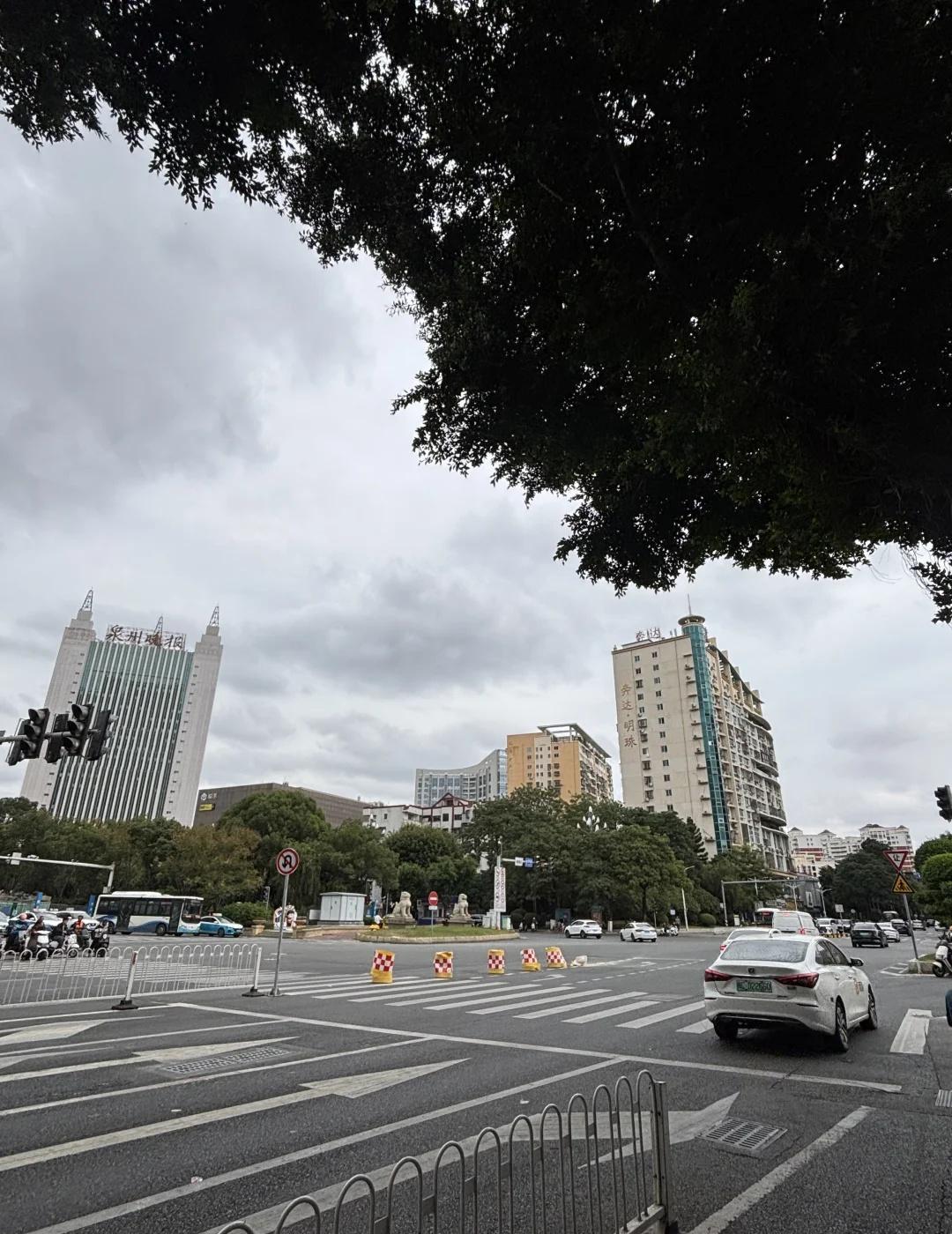 刚到泉州，天崩开局。。。。。。😅😅😅😅
完全阴天+大风
甚至还弹出了恶劣